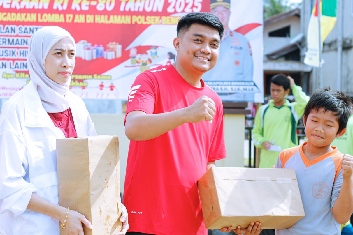 Warga Desa Sungai Alam, Bengkalis, tampil dengan kostum unik dan penuh warna dalam pawai HUT RI ke-80, Minggu (17/8/2025).