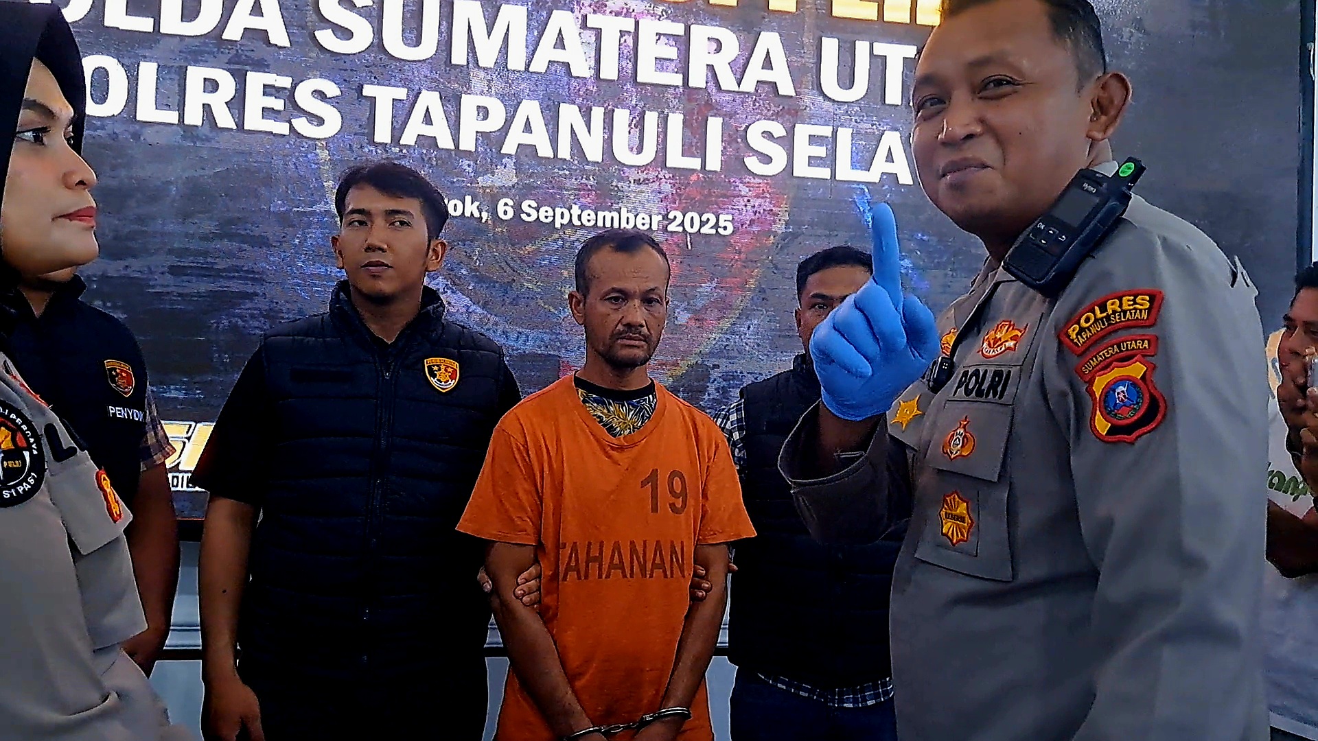 Kapolres Tapsel AKBP Yon Edi saat menghadirkan tersangka penganiaya anak, Sabtu (6/9/2025) di Markas Polres Tapsel. (Samman/MetroDaily)