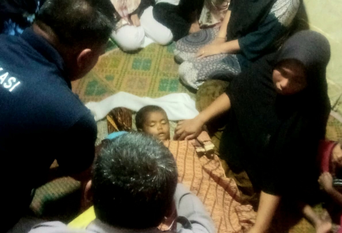 Jenazah Al Gazi, saat diperiksa polisi di rumah duka di Dusun Rispa, Desa Pargarutan Jae, Kecamatan Angkola Timur, Kabupaten Tapsel. (Ist)