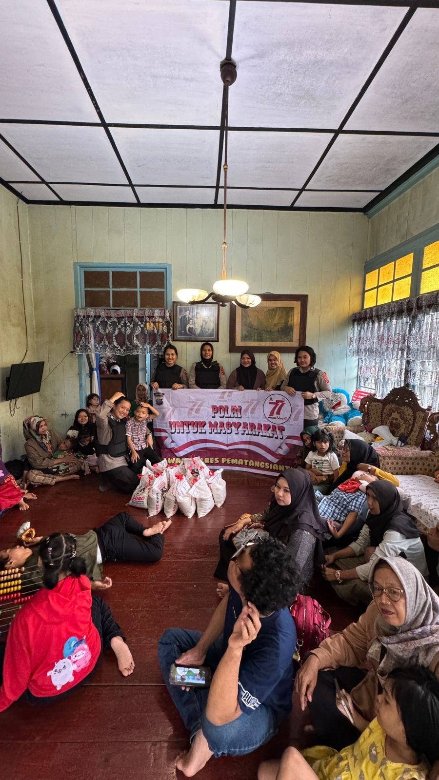 Srikandi Polwan Polres Pematangsiantar mengunjungi anak-anak penyandang disabilitas dan berbagi sembako.