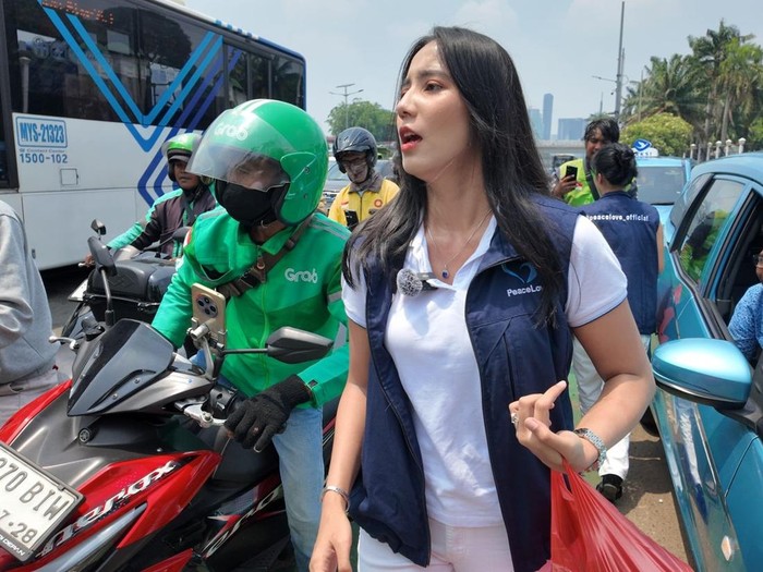 Diva Andzani, Miss Indonesia Banten 2022, bagikan 500 paket makanan untuk ojol dan pedagang saat demo di depan DPR/MPR, Jakarta.