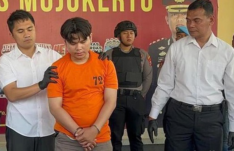 Tersangka saat diamankan Polisi.