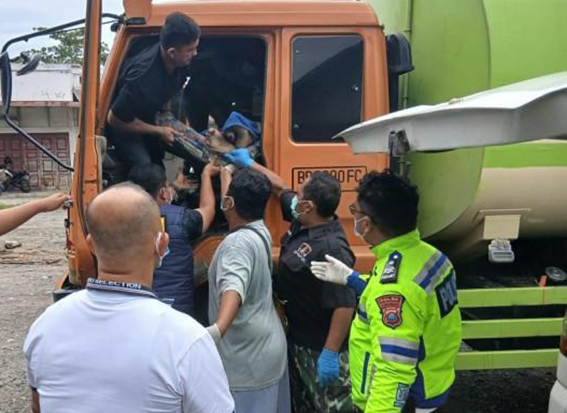Evakuasi jenazah Ramhmat Hidayat daru dalam truk oleh tim inafis.
