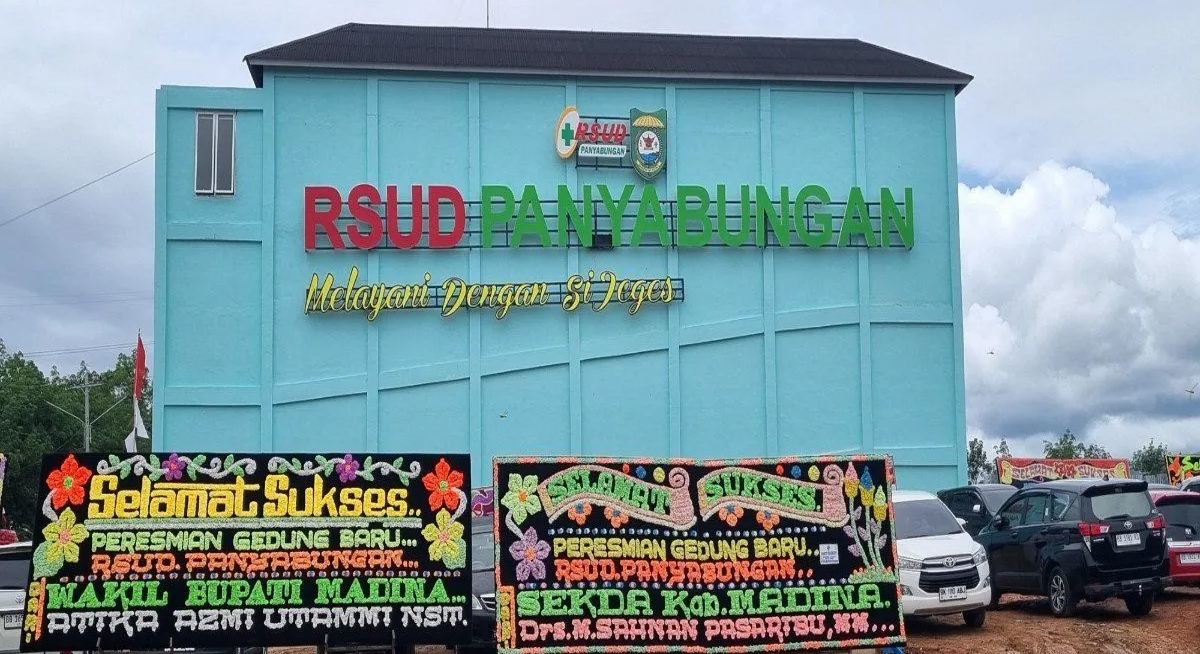 Bupati Madina H.M. Jakfar Saipullah Nasution meresmikan gedung baru RSUD Panyabungan di Desa Parbangunan, Panyabungan.
