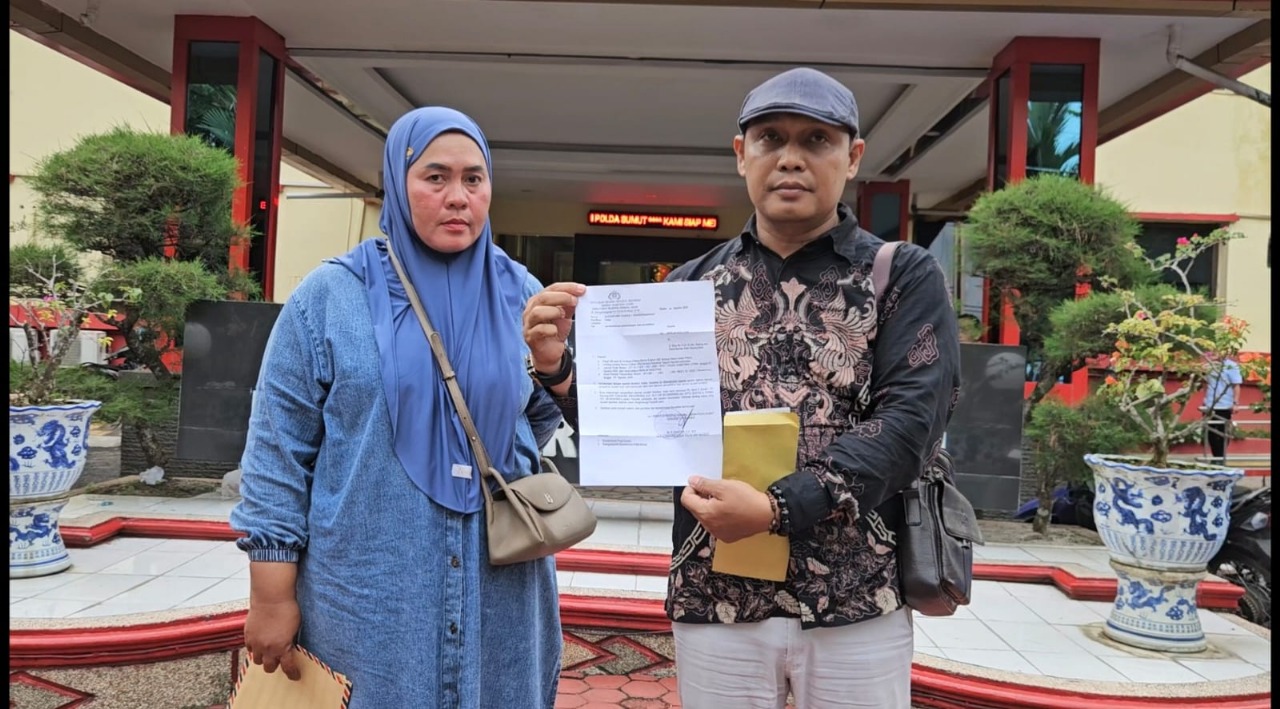 Marlini Nasution, istri terdakwa Rahmadi, didampingi tim kuasa hukum usai menjalani pemeriksaan di Polda Sumut.