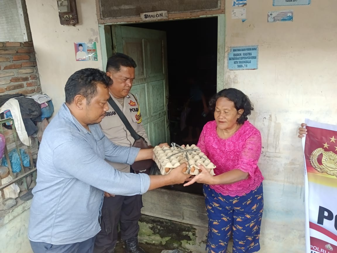 Jajaran Polres Tanjungbalai saat menyerahkan bantuan sembako dalam kegiatan Minggu Kasih.