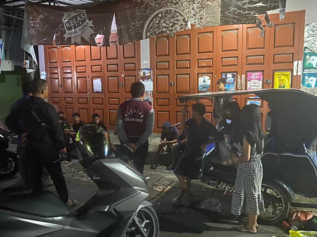 Tiga remaja pelajar diamankan Polsek Sibolga Sambas karena diduga hendak tawuran, satu di antaranya membawa arit.