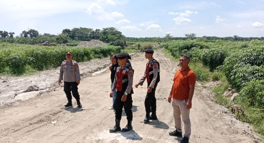 Personel Polresta Deliserdang saat melaksanakan patroli mobile antisipasi Galian C ilegal di bantaran Sungai Ular.