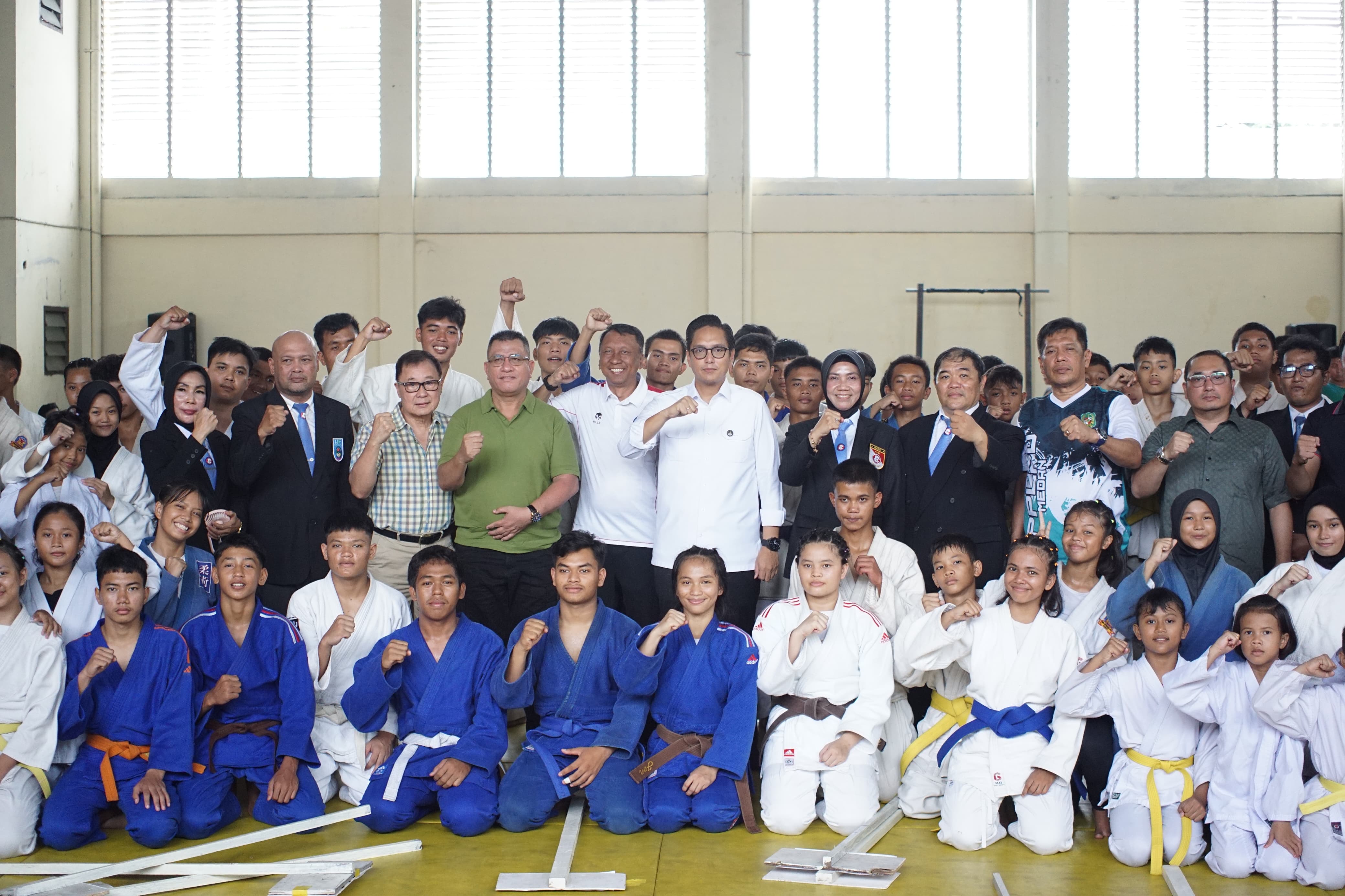 Wali Kota Medan Rico Waas foto bersama peserta  Kejuaraan Judo Terbuka 2025 di Padepokan Judo Sumut, diikuti 194 atlet dari 18 kabupaten/kota se-Sumut.