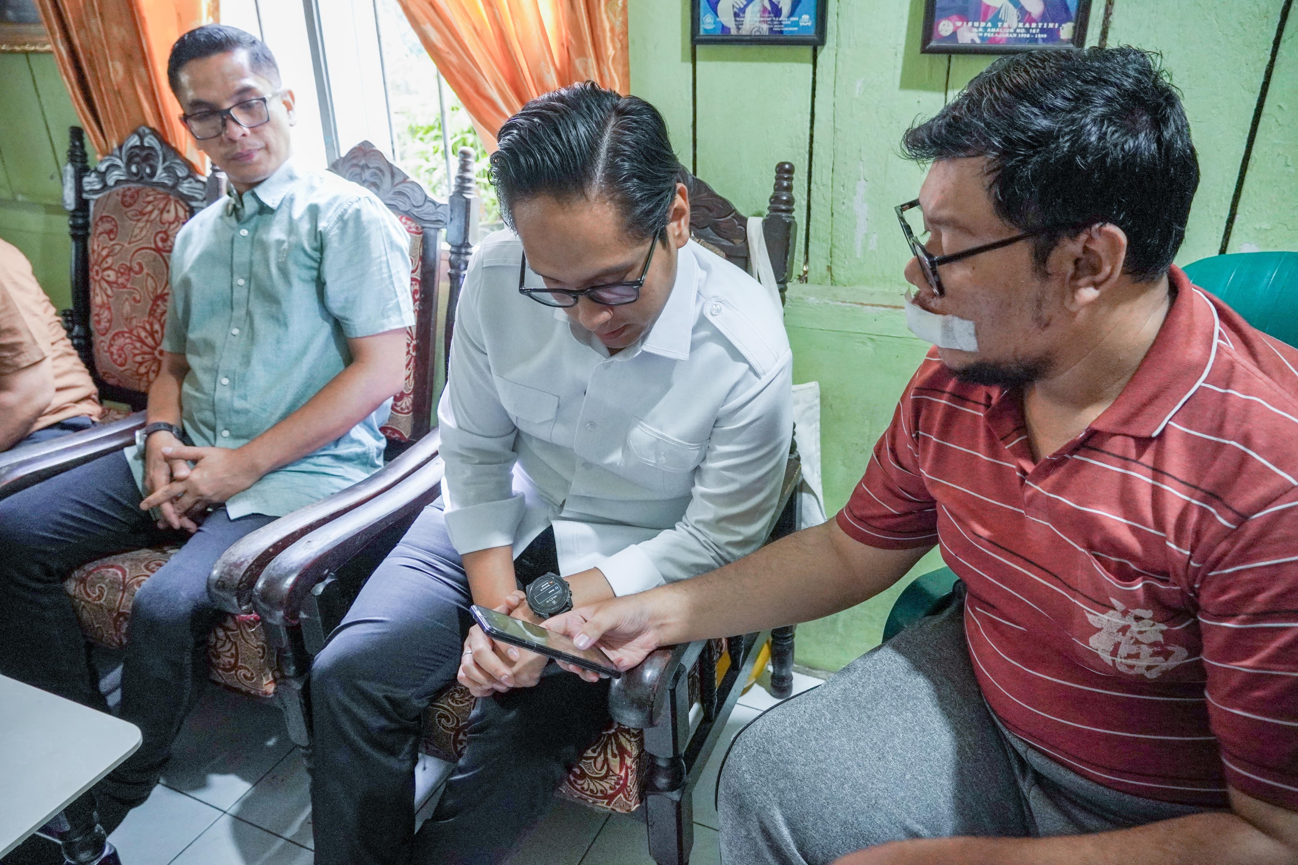 Wali Kota Medan Rico Waas saat menemui Khairul Arifin, Ojol korban penganiayaan jukir liar di kediamannya, Minggu (7/9/2025).