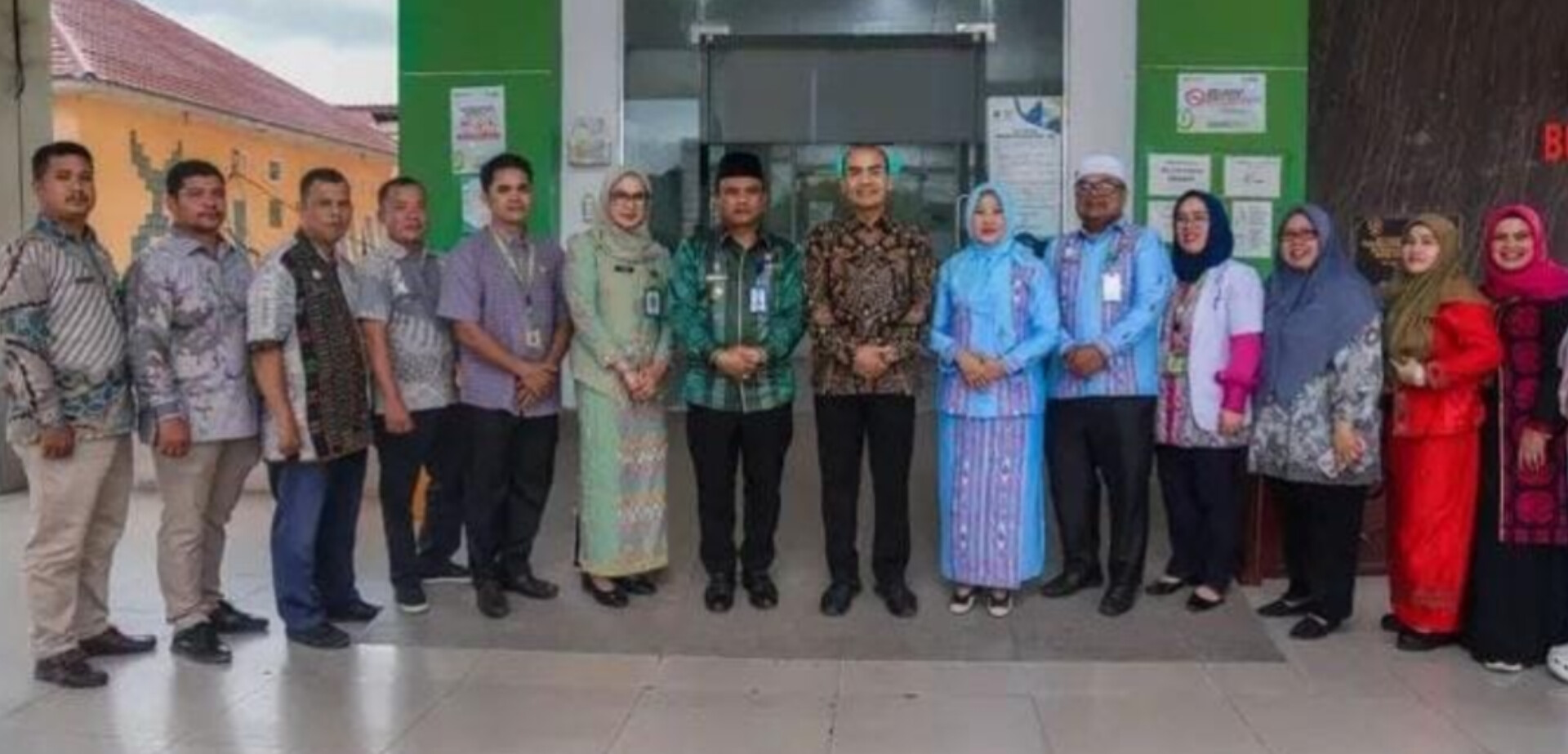 Wali Kota H. Letnan Dalimunthe didampingi Dirut RSUD Padangsidimpuan drg Susanti Lubis saat menerima kunjungan Dirut RSUP H. Adam Malik Medan, dr Zainal Safri.