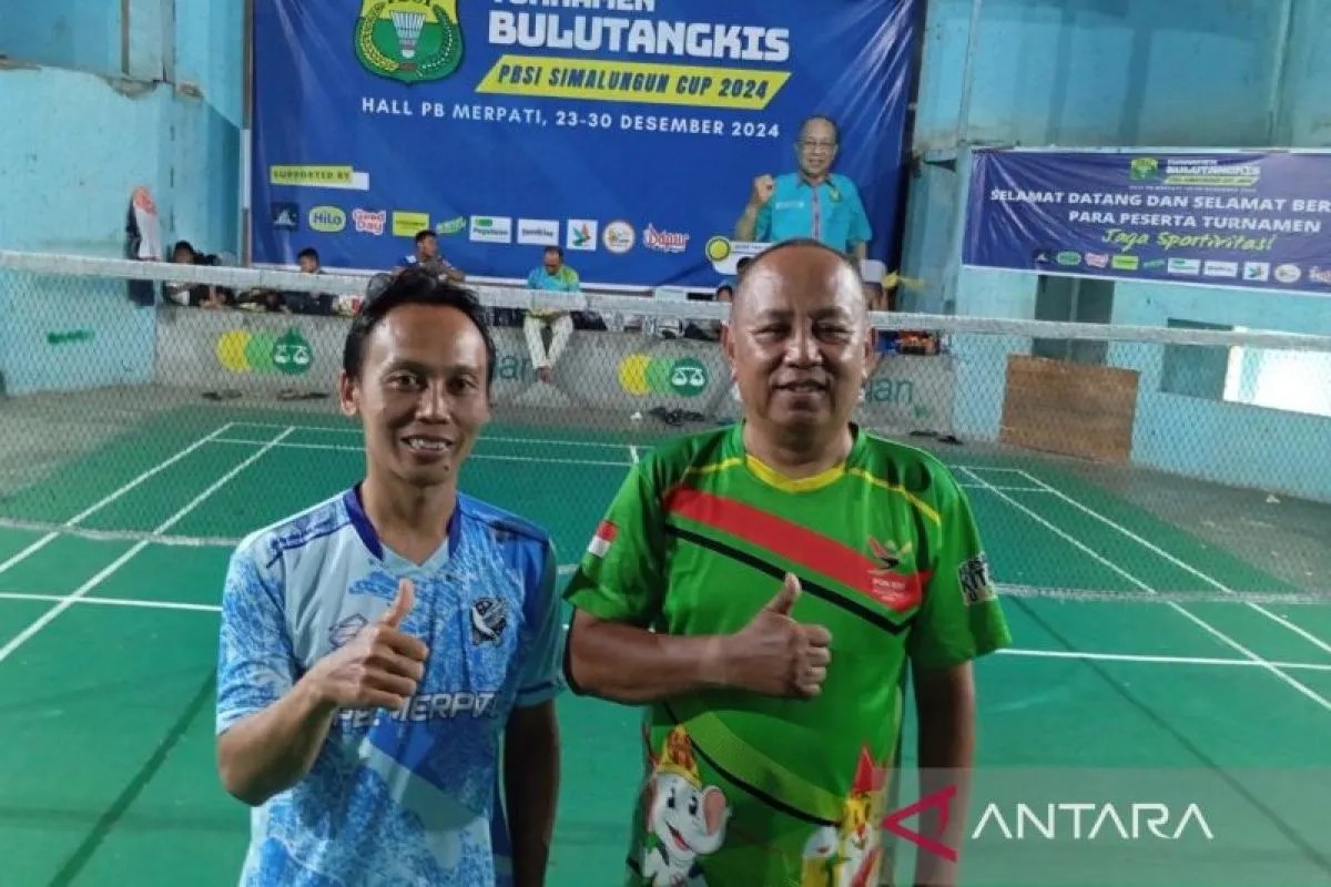 Ketua PBSI Simalungun Saeli Hanedi (kanan) bersama Ketua Panitia Sandi saat persiapan Kejuaraan Bulutangkis Antar Pelajar 2025.