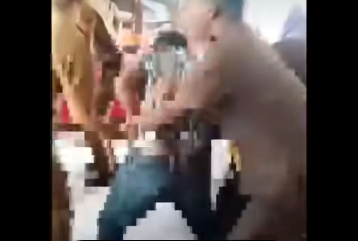 Tangkapan layar video guru SD di Madina mengamuk saat rapat sekolah. LN banting kursi hingga menyerang rekan guru.