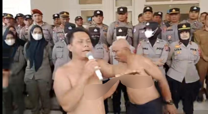 Dua anggota DPRD Tapsel buka baju saat menerima pengunjuk rasa.