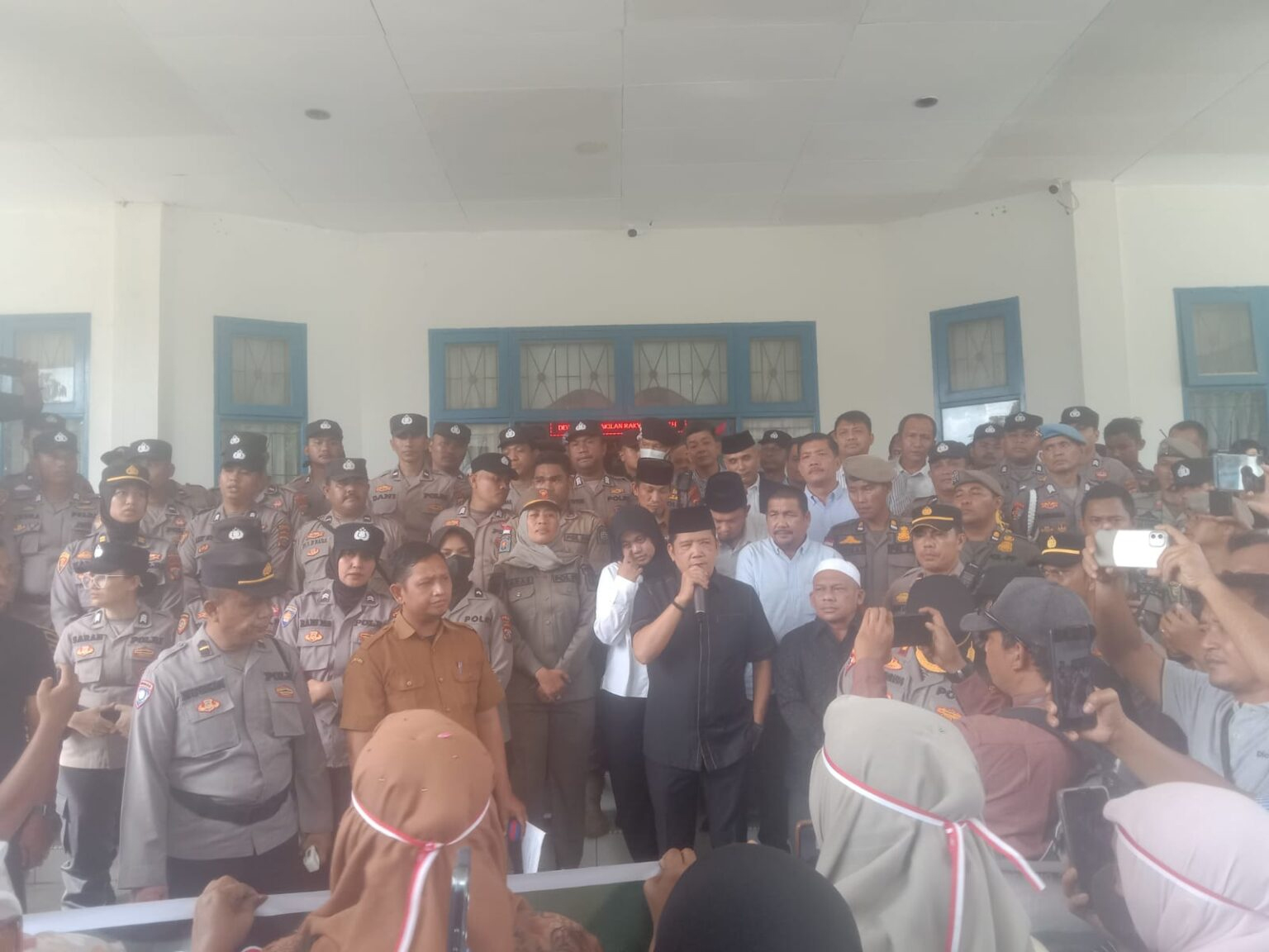 Ketua DPRD Madina H. Erwin Efendi Lubis menerima perwakilan massa Aliansi Mahasiswa, Pemuda, dan Masyarakat saat aksi demo di Gedung DPRD Madina, Senin (8/9).