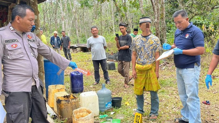 Rekonstruksi kasus pembunuhan balita MAG (3) di Tapsel. Pelaku, ayah tiri korban, ditahan dan terancam hukuman 15 tahun penjara.