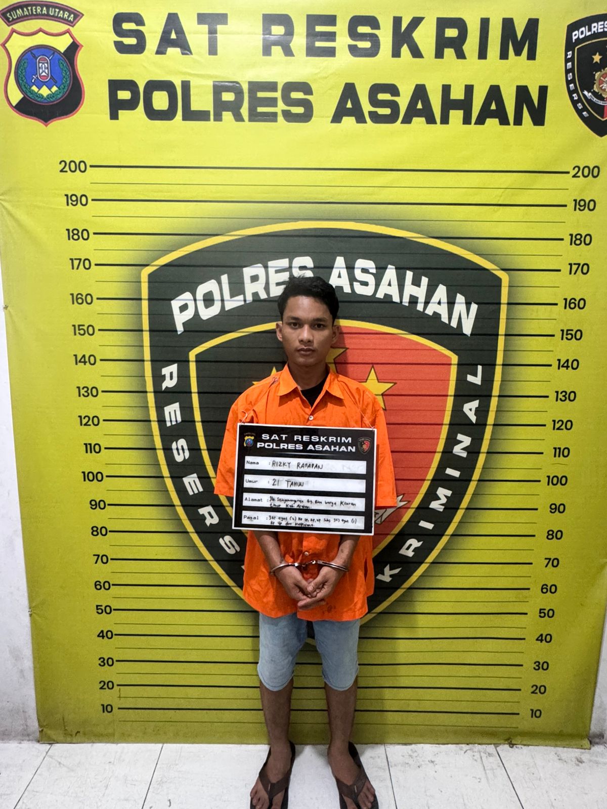 Polres Asahan tangkap pelaku jambret RR (21) beserta barang bukti iPhone, dompet, dan motor Honda Scoopy yang digunakan saat beraksi.