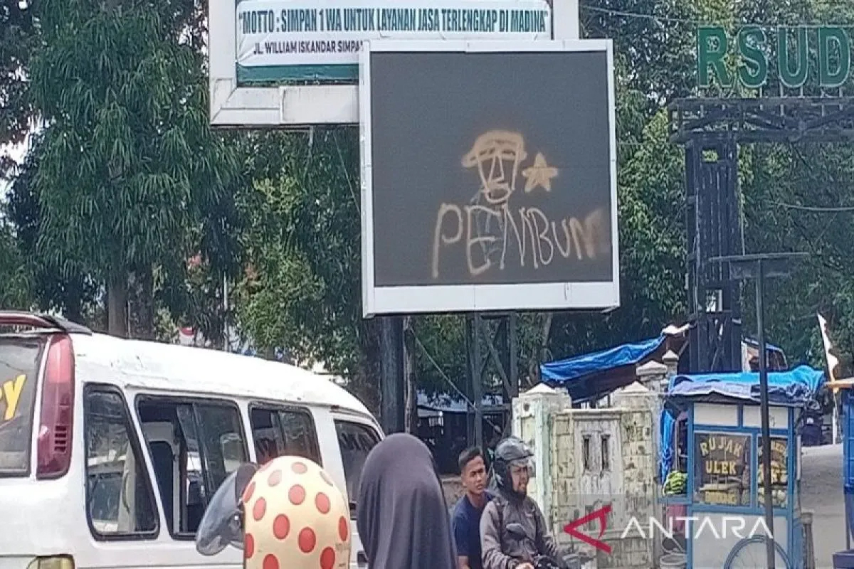 Videotron milik Pemkab Madina di Taman Kota Panyabungan rusak dan dicoret OTK hingga nonaktif.