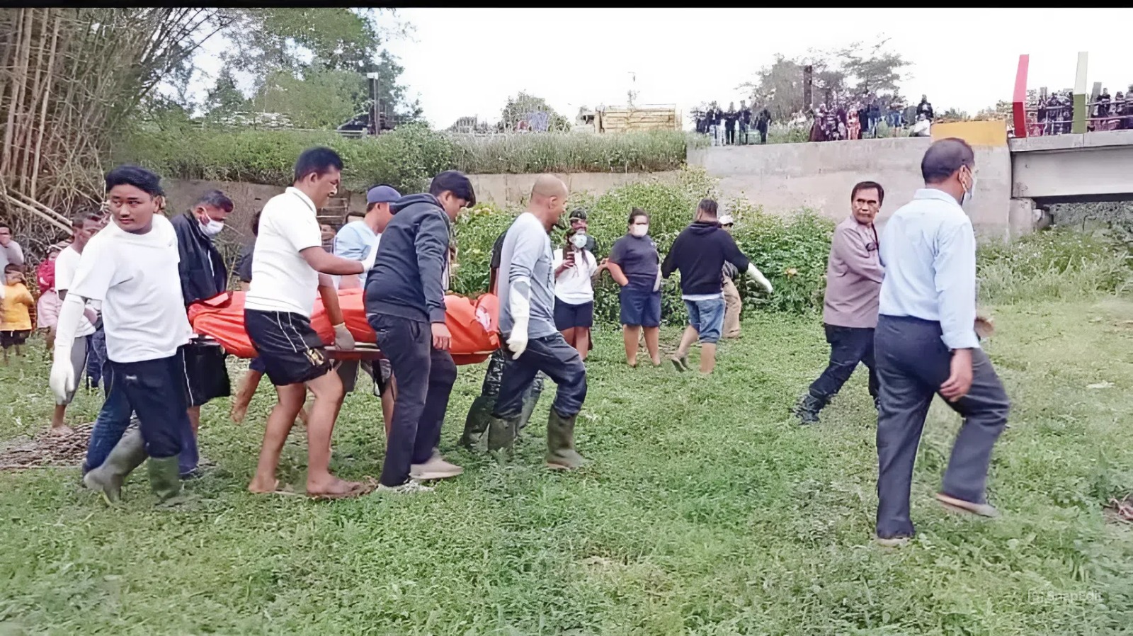 Polisi mengevakuasi jasad sopir Kadis Sosial Toba, Frengki Boris Sitorus, yang ditemukan tewas di Sungai Aek Alian Balige, Minggu (7/9/2025).