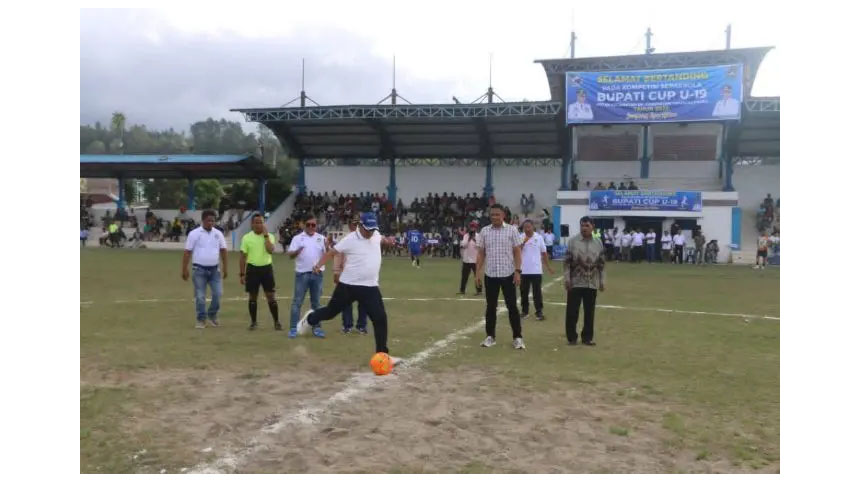 Bupati Taput Jonius Taripar Parsaoran Hutabarat (JTP) membuka Turnamen Sepak Bola U-19 Antar Kecamatan 2025 dengan tendangan kick-off di Lapangan Serbaguna Tarutung.