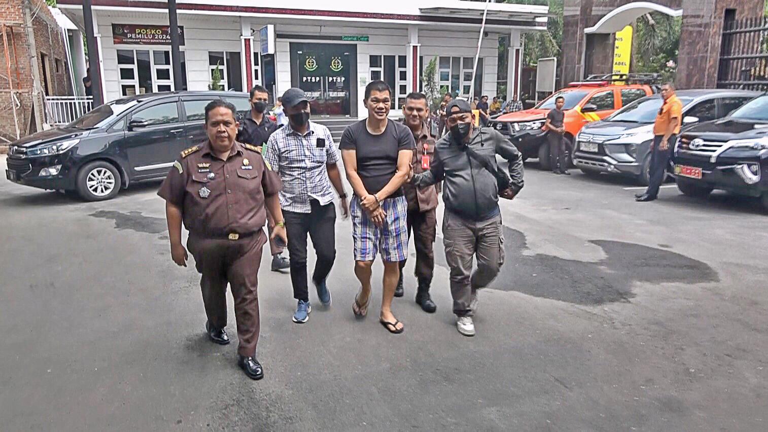 Tim Tabur Kejati Sumut saat mengamankan buronan kasus penipuan, Selamat Ang, di Tanjungbalai.