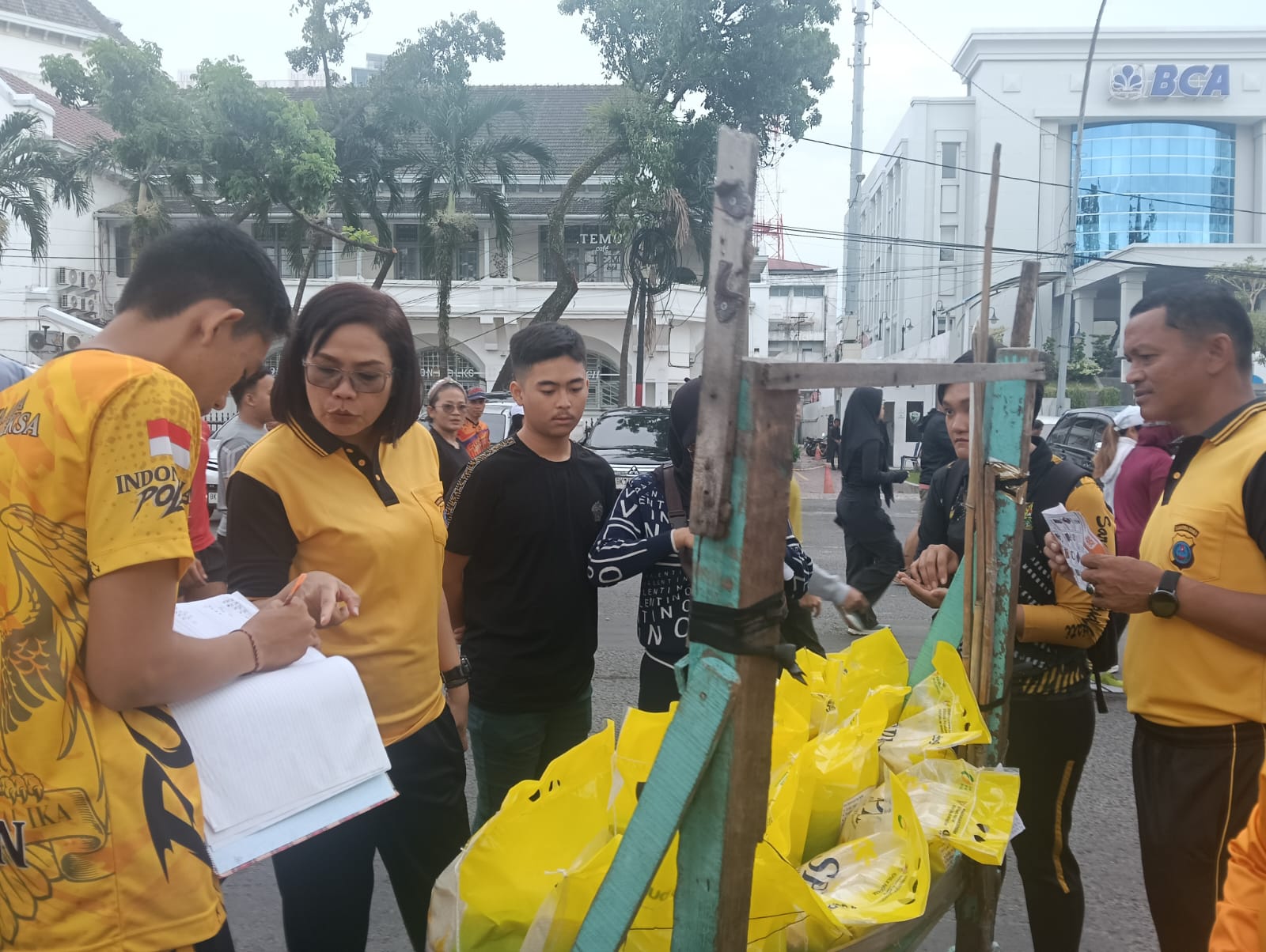 Polda Sumut menggelar Gerakan Pangan Murah di Lapangan Merdeka Medan, ribuan warga antusias serbu beras murah.