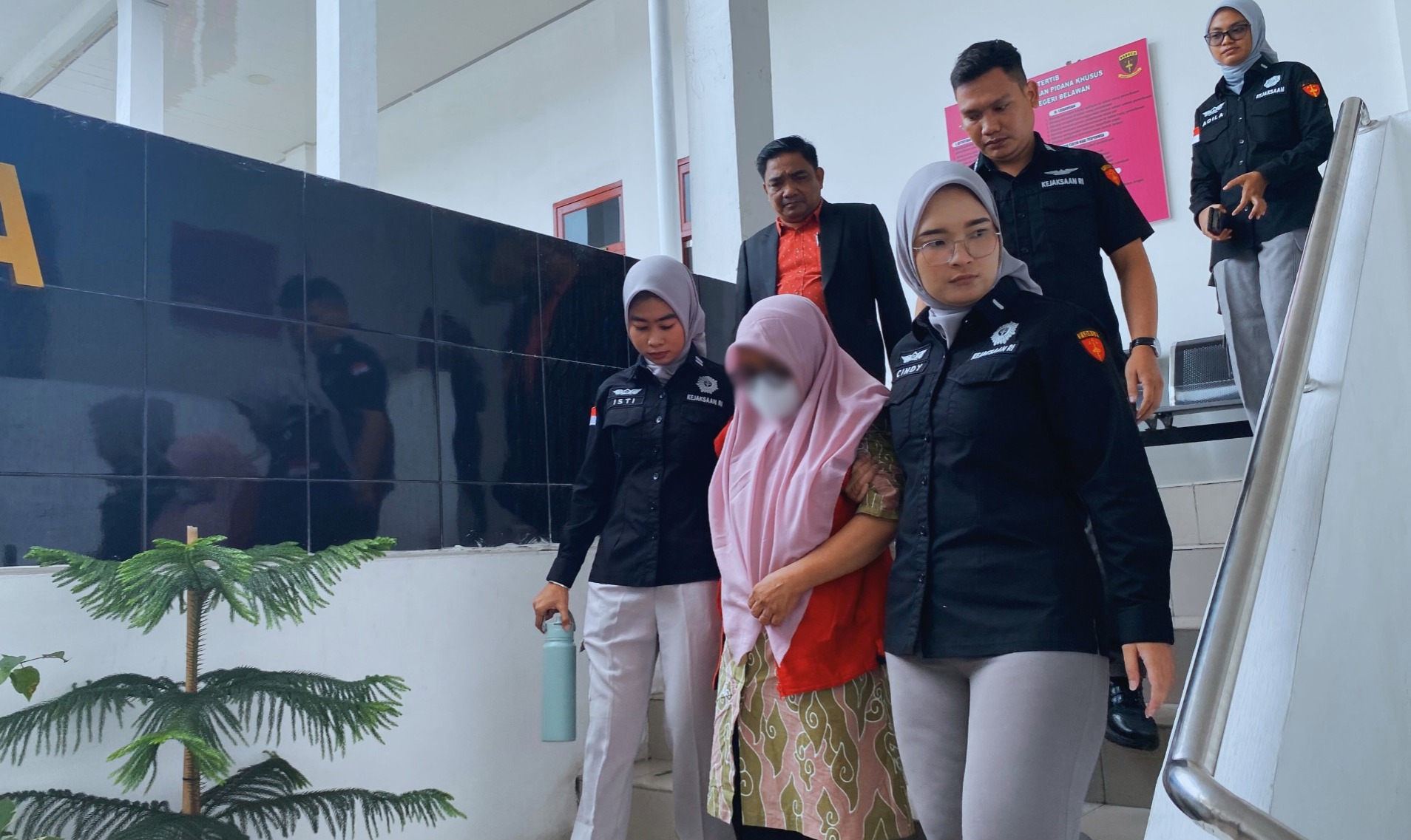 Mantan Kepala SMAN 19 Medan, Renata Nasution, resmi ditangkap Kejari Belawan atas dugaan korupsi Dana BOS Rp772 juta.