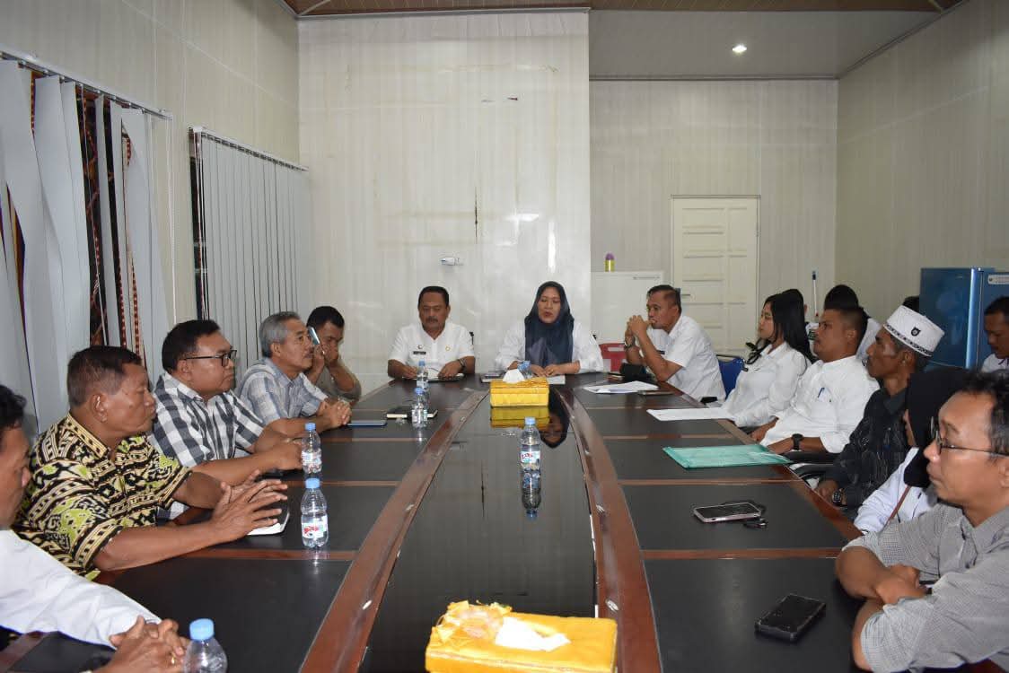 Plt Sekda Kota Sibolga, Rosidah Lubis, memimpin rapat bersama Dewan Pendidikan terkait rencana penyaluran beasiswa miskin berprestasi tahun 2025.