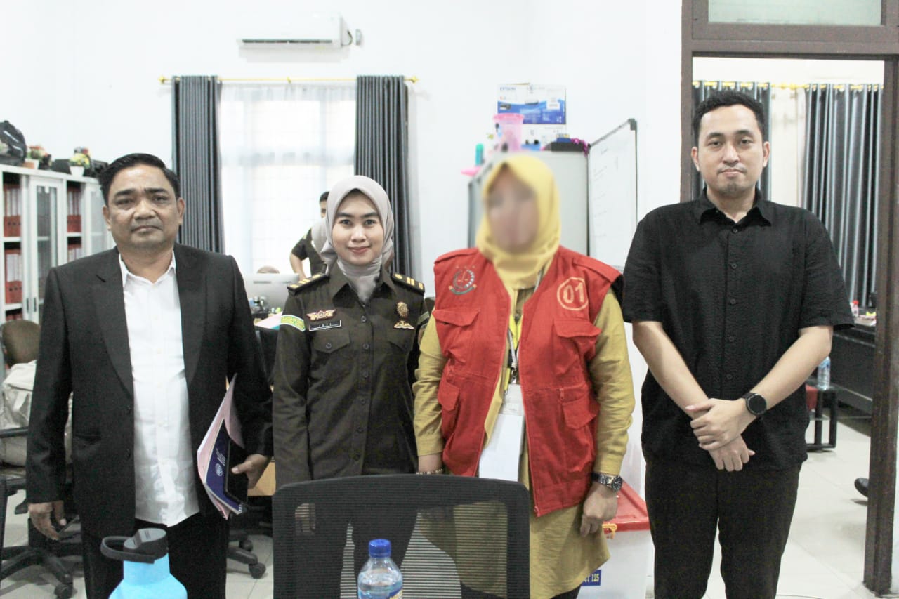 Penyidik Pidana Khusus Kejari Belawan menahan Kepala Sekolah SMAN 16 Medan, Reny Agustina, terkait dugaan korupsi Dana BOS Rp826 juta.