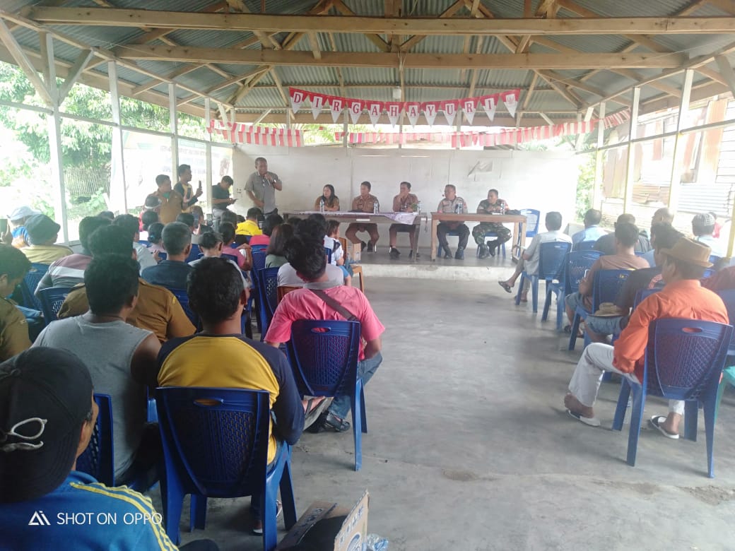 Warga tiga desa di Simalungun rapat bersama perangkat desa, polisi, dan TNI untuk membahas sengketa tanah di Desa Pokan Baru.