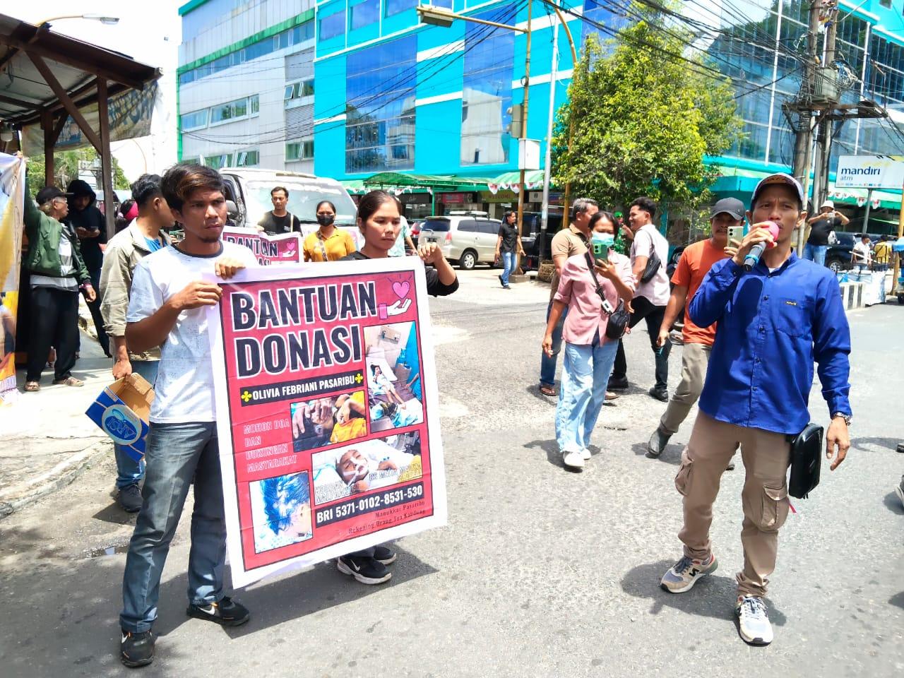 Aktivis KSK Sibolga-Tapteng galang donasi di jalanan untuk korban dugaan malpraktek RS Metta Medika, Olivia Febriani Pasaribu (5).