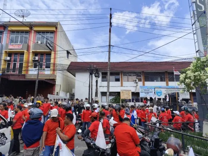 Massa buruh SBSI berunjuk rasa di Siantar menuntut PT RAS bayar upah lembur Rp335 juta.