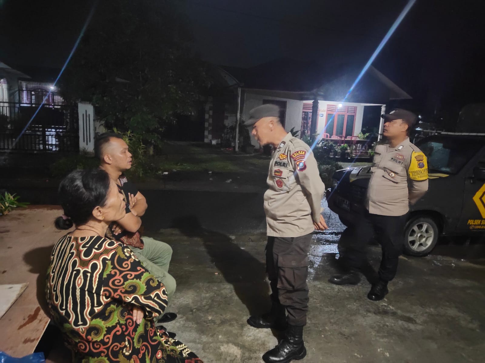 Personel Polsek Siantar Marihat mendatangi warung tuak setelah warga keluhkan musik keras.