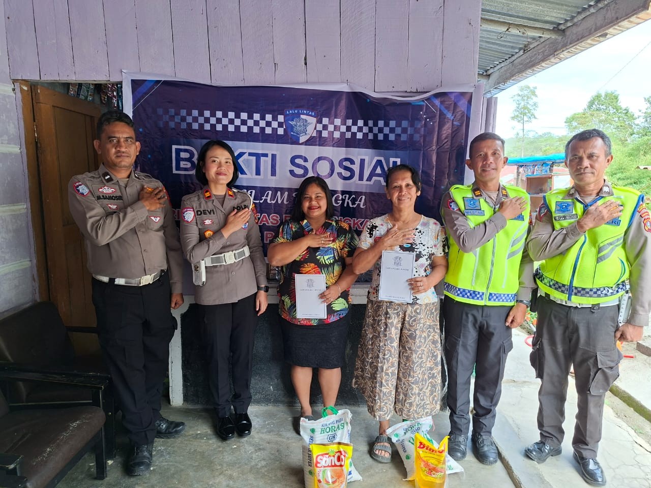 Kasat Lantas Polres Simalungun menyerahkan bansos kepada relawan lakalantas di Simarjarunjung.