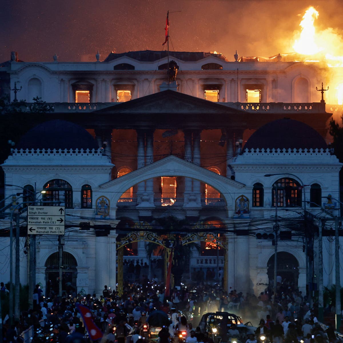 Gedung parlemen Nepal terbakar saat demonstrasi antikorupsi di Kathmandu, Selasa (9/9/2025). PM KP Sharma Oli mundur setelah 19 orang tewas dalam aksi protes berdarah.