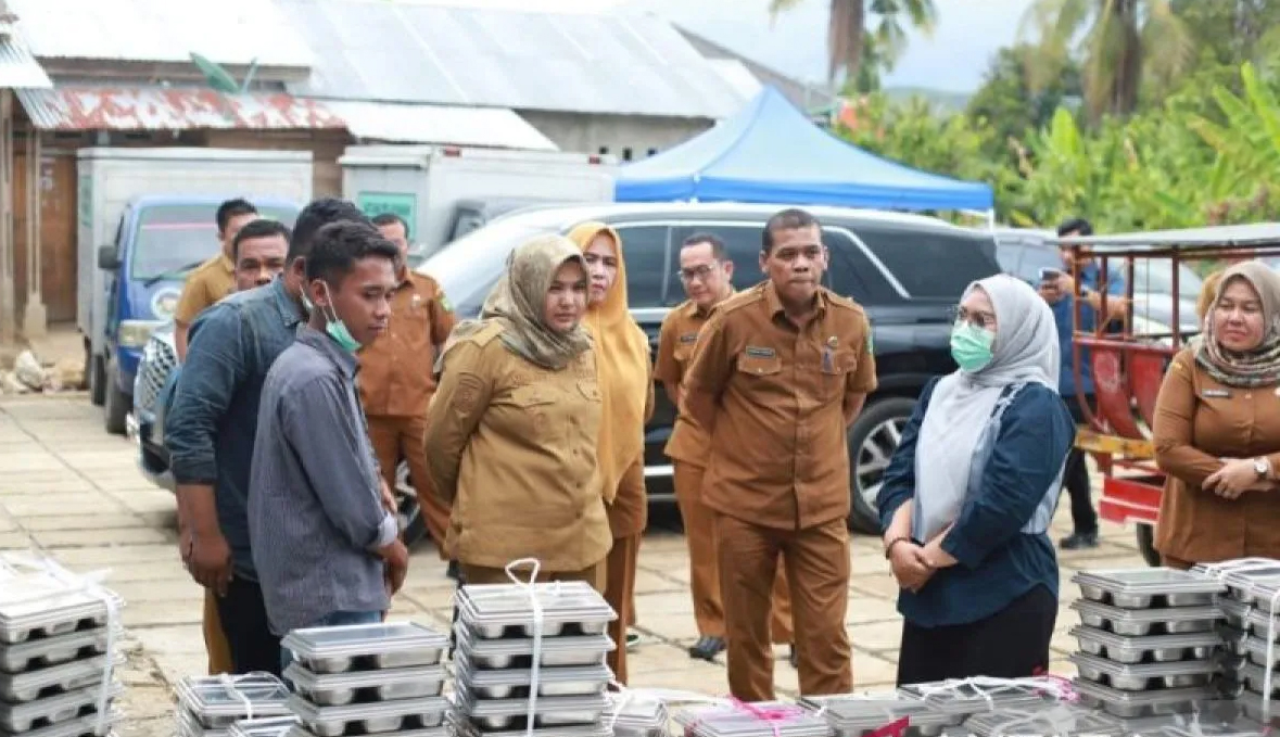 Wabup Madina Atika Azmi Utammi didampingi sejumlah pimpinan OPD saat meninjau dapur SPPG di Panyabungan.