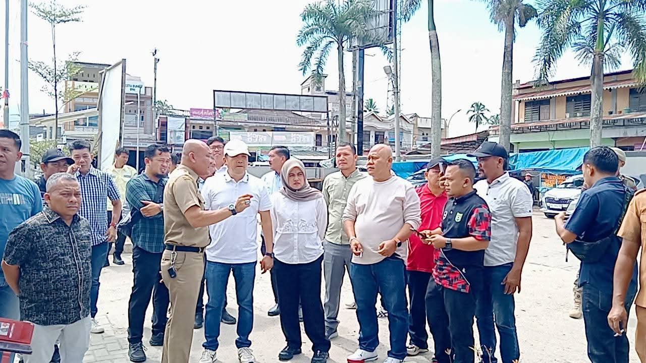 Sejumlah anggota DPRD Madina saat menemui pedagang Pasar Baru Panyabungan.