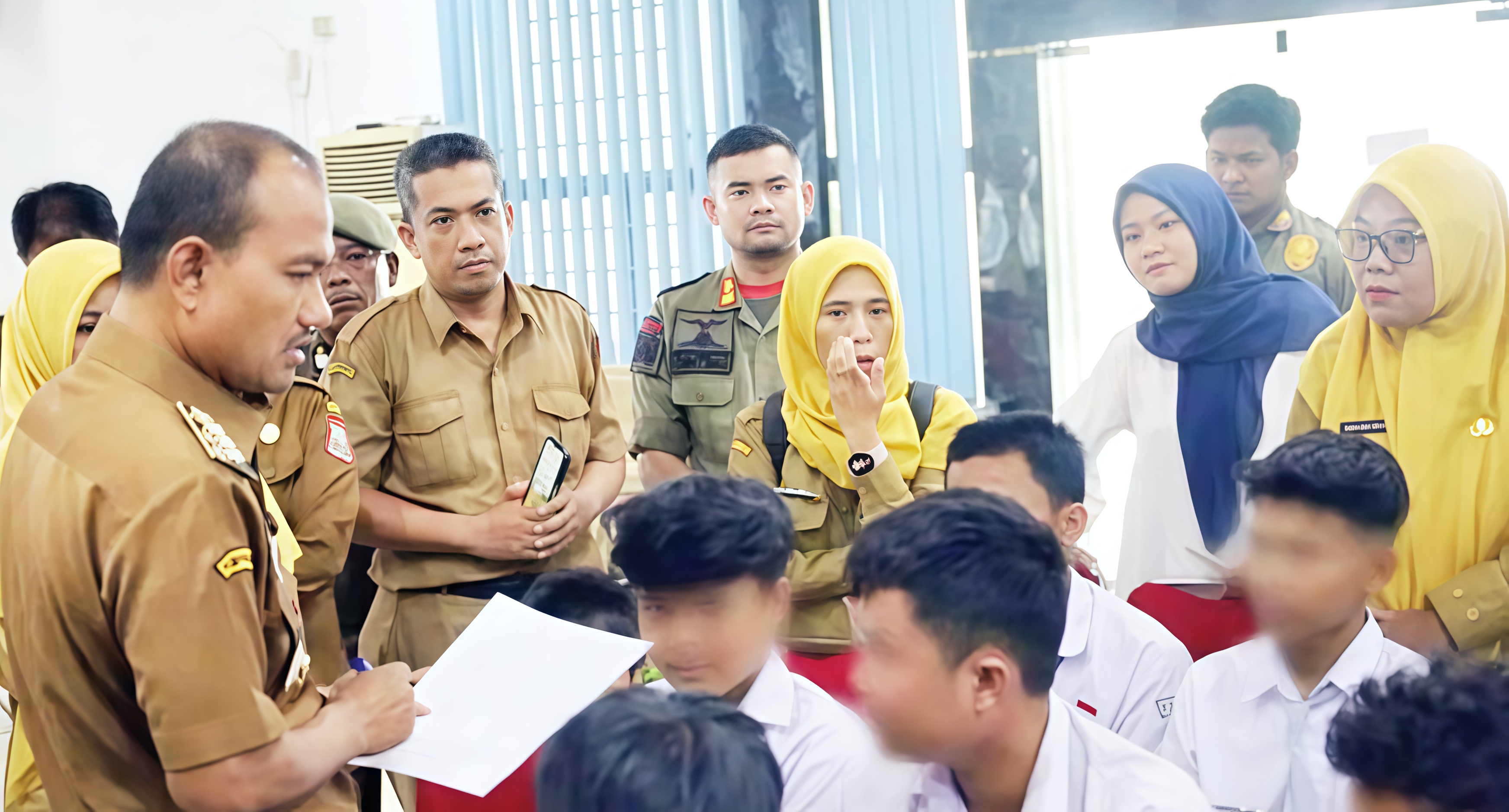 Wali Kota Tanjungbalai Mahyaruddin Salim didampingi Wakil Wali Kota Muhammad Fadly Abdina menegur pelajar yang terjaring Operasi Kasih Sayang.