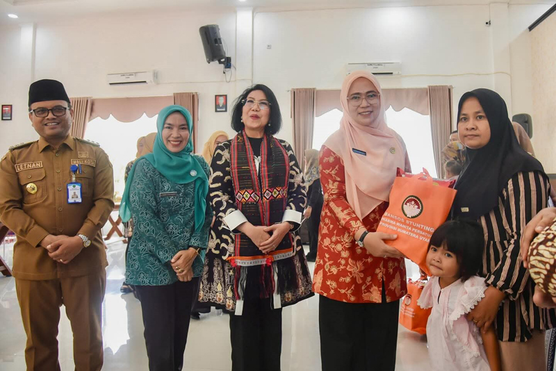 Wali Kota H Letnan Dalimunthe hadiri acara penyaluran bansos stunting sekaligus sosialisasi AD/ART Dharma Wanita Persatuan Kota Padangsidimpuan.