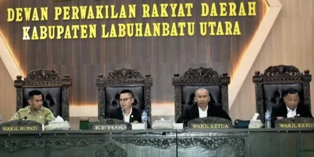 Wabup Labura H Samsul Tanjung menghadiri rapat paripurna DPRD terkait pandangan fraksi-fraksi atas Nota Keuangan Perubahan APBD 2025
