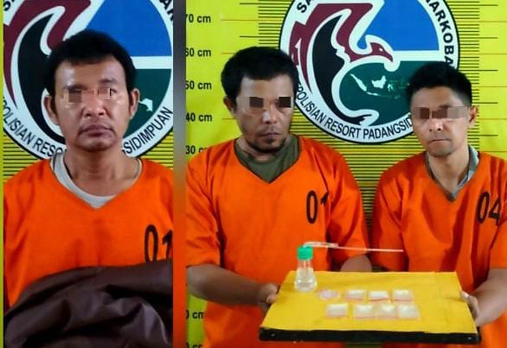 Para tersangka narkoba dan barang bukti sabu yang disita polisi di Bonan Dolok.
