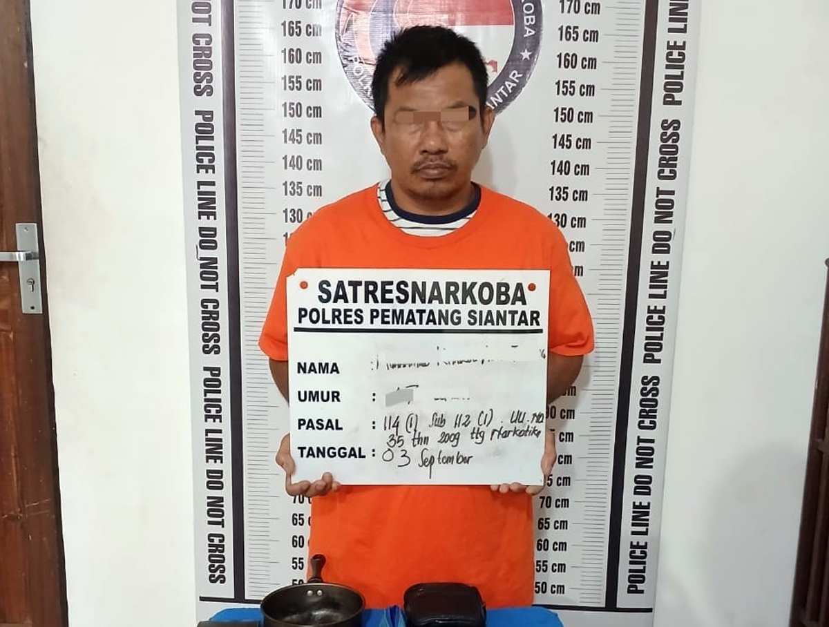 MKAT yang menyembunyikan sabu di dalam panci saat diamankan polisi.