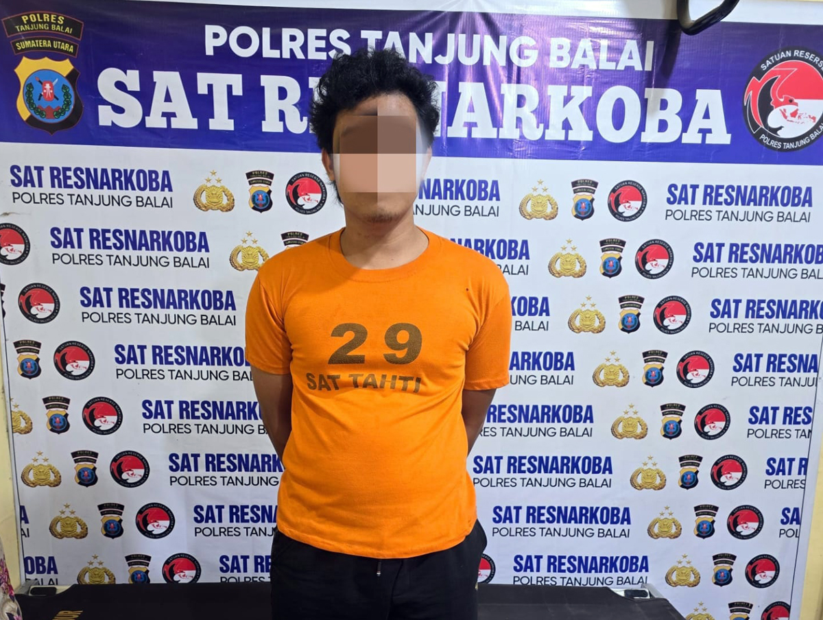 Tersangka pengedar ekstasi diamankan Satnarkoba Polres Tanjungbalai bersama barang bukti.