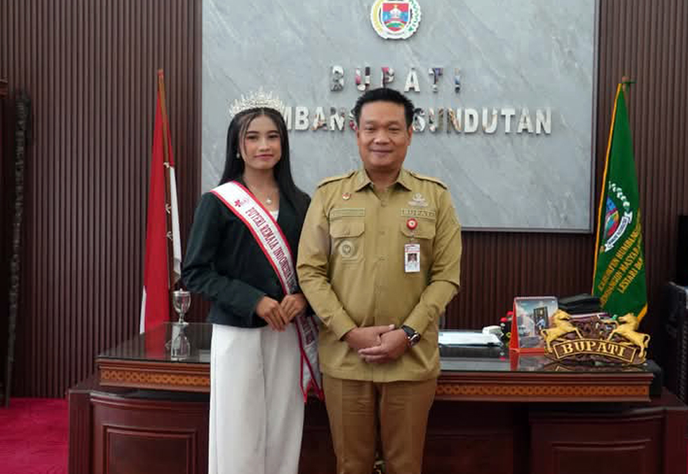 Bupati Humbahas Oloan P. Nababan menerima audiensi Putri Remaja Indonesia Lingkungan Sumut 2025, Angelica Nawa Simatupang.
