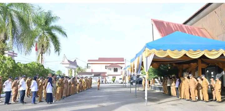 Wabup Tapteng Mahmud Efendi memimpin apel pagi gabungan pejabat di lingkungan Pemkab Tapteng, Senin (8/9/2025).