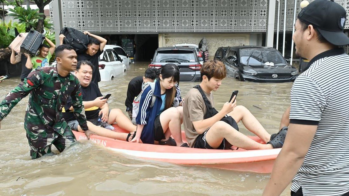 Petugas SAR mengevakuasi turis yang terjebak banjir di Denpasar, Bali, Rabu (10/9/2025). Banjir besar melanda sejumlah wilayah, menelan korban jiwa dan merendam ratusan rumah.