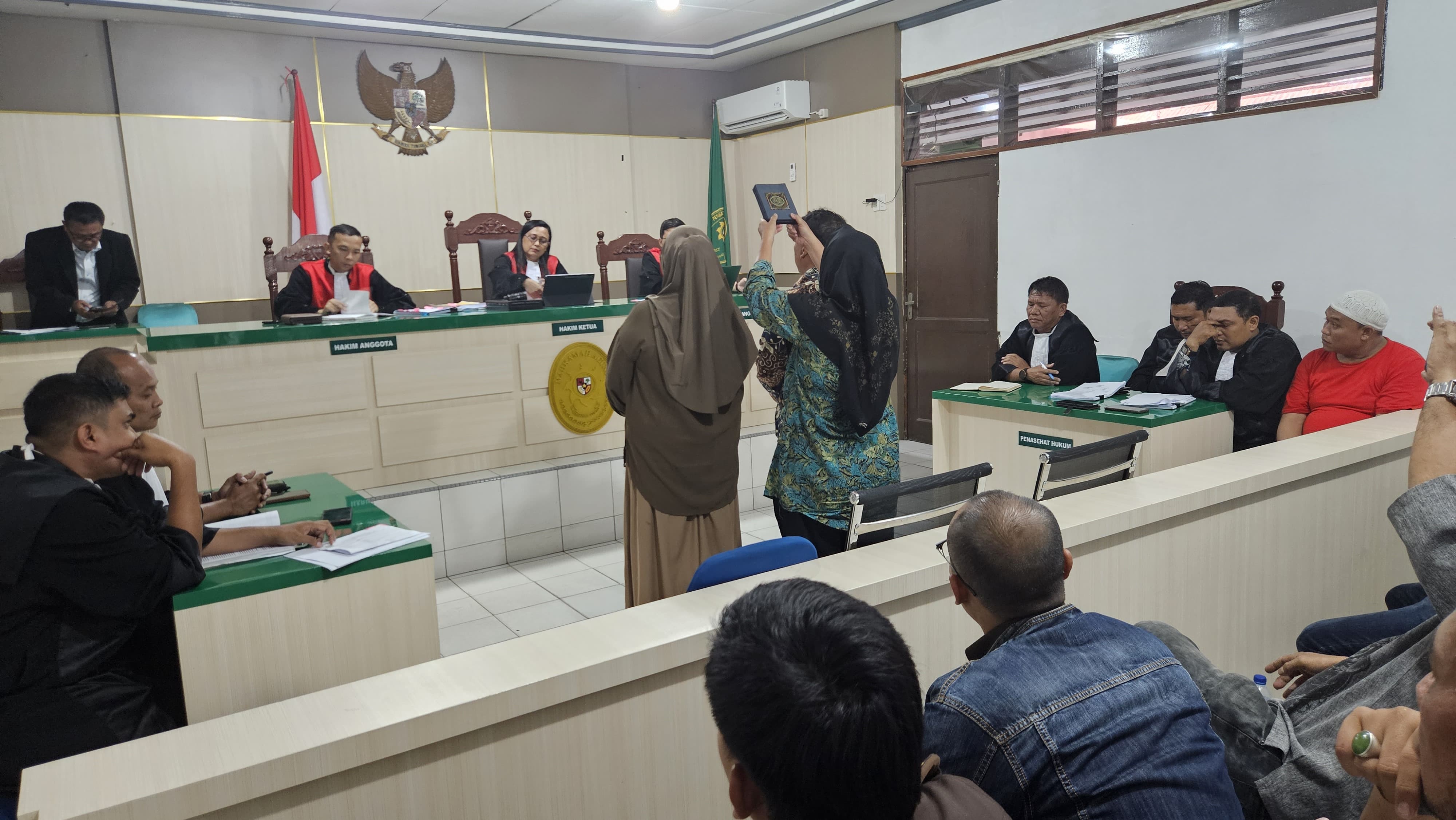 Suasana persidangan Rahmadi di Pengadilan Negeri Tanjungbalai, kesaksian warga bantah narasi polisi soal pengerusakan dan provokasi.