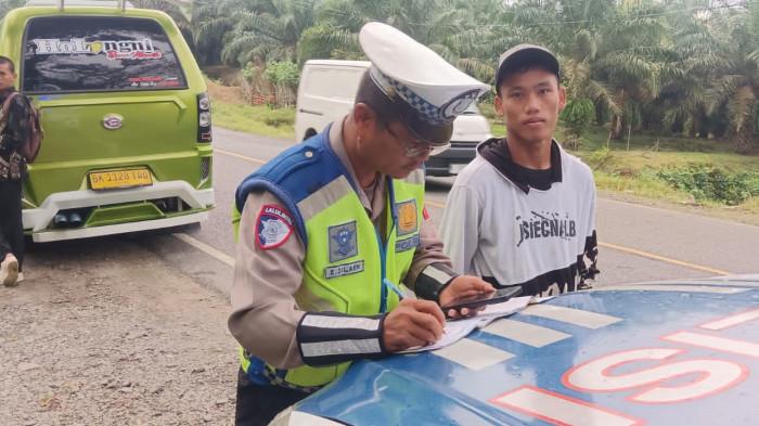 Imbauan kepada sopir mopen agar tidak membawa penumpang di kap mobil.