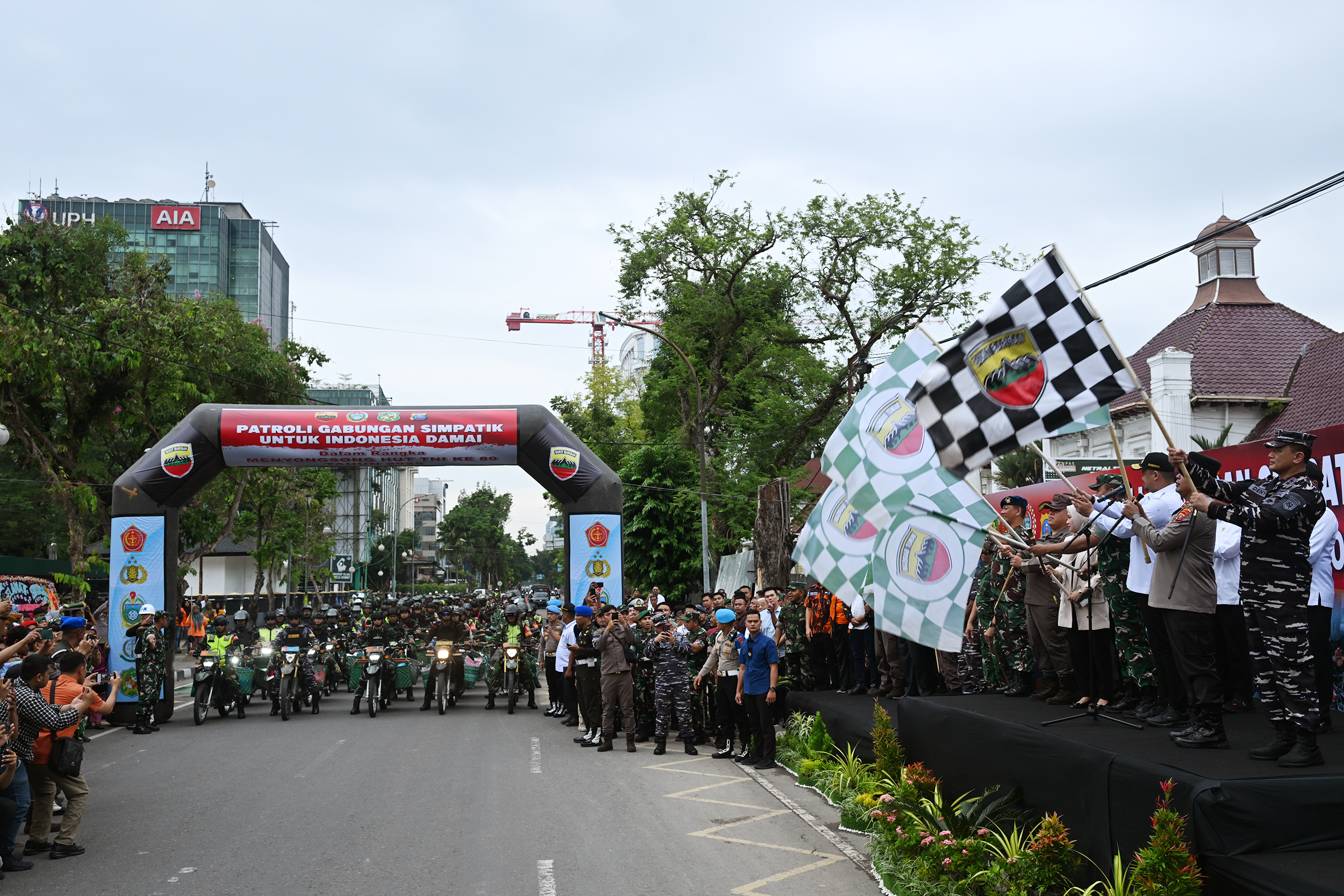 Gubsu Bobby Nasution bersama pimpinan Forkopimda, dan sejumlah kepala daerah melepas pemberangkatan 480 personel Patroli Gabungan Simpatik di Lapangan Benteng, Medan, Rabu (10/9).