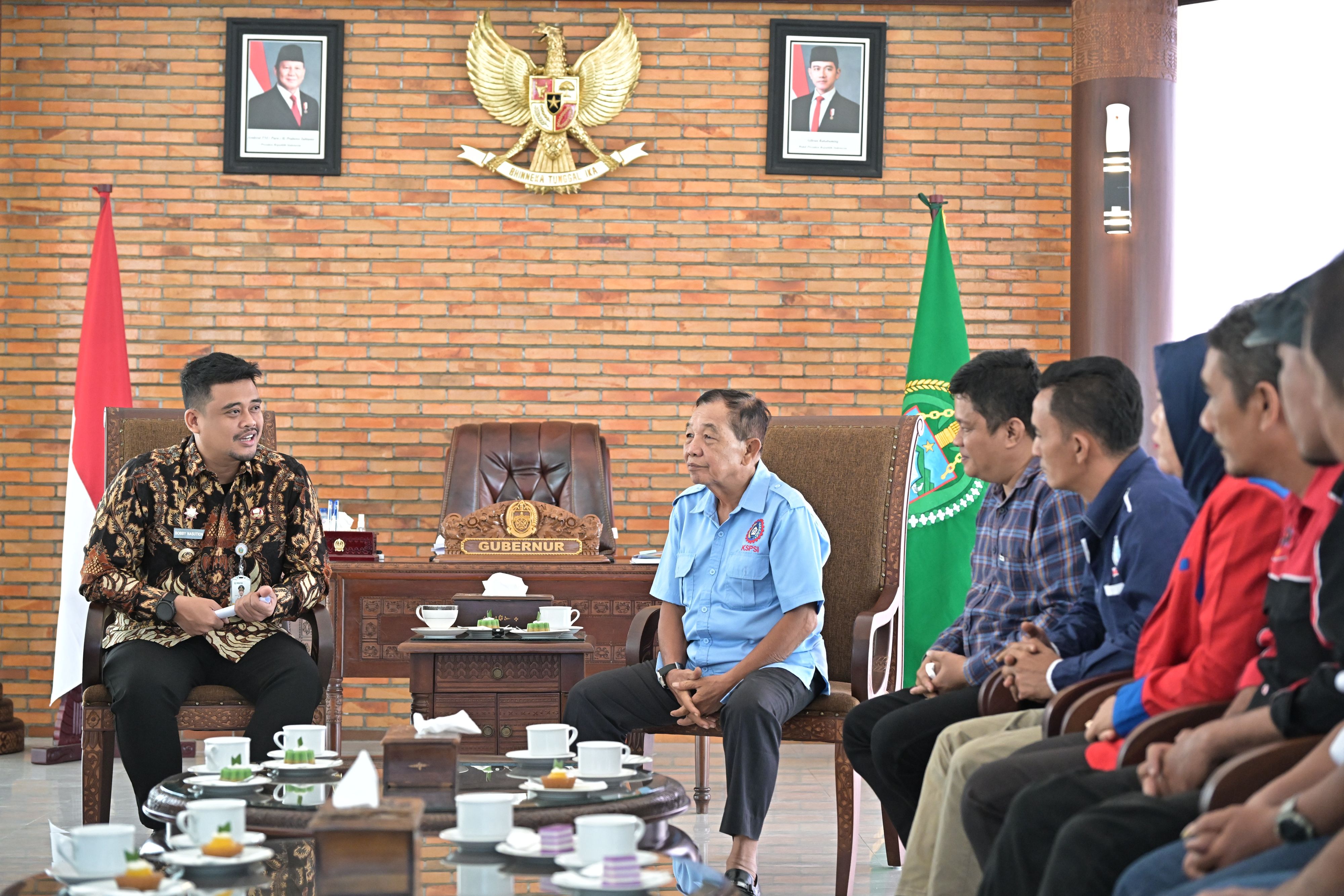 Gubsu Bobby Nasution bertemu Pengurus Asosiasi Gerak Buruh untuk Sumatera Utara yang Kondusif, di Anjungan Lantai 9, Kantor Gubsu, Jalan Pangeran Diponegoro Nomor 30 Medan, Kamis (11/9).